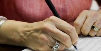 Une dame qui signe un contrat