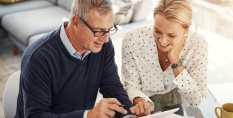 Un homme et une femme assis devant un bureau