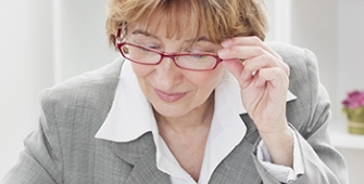 une femme lit avec ses lunettes
