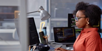 Une femme consultant son ordinateur