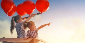 Des enfants qui pointent le ciel 