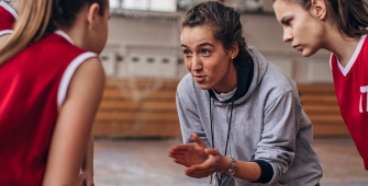 Une femme qui coach son équipe de basket 