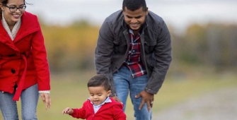 Un couple qui s'amuse avec leur enfant dans la nature