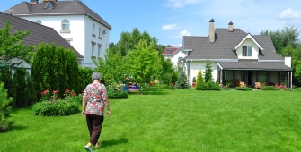 Une femme âgée dans son jardin