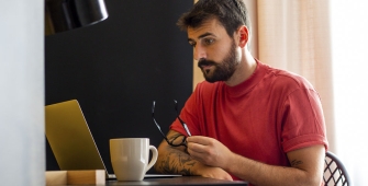 Une homme devant son ordinateur