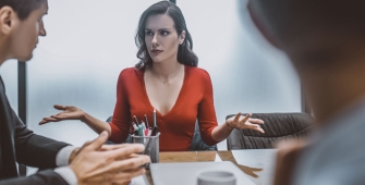 Une femme en pleine médiation pendant une réunion