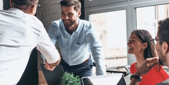 Deux hommes qui se serrent la main pendant une réunion