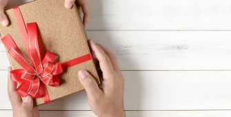 Deux personnes qui s'offrent un cadeau