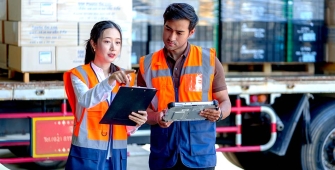 Une femme et homme qui vérifient des stocks