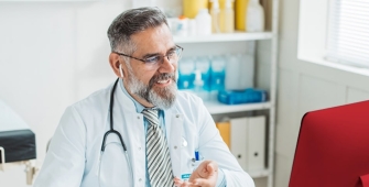 Un médecin en téléconsultation 