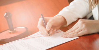 Une femme qui signe son contrat d'assurance vie