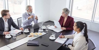 Plusieurs personnes en réunion dans un bureau