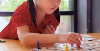 Une petite fille qui joue avec un jeu de société