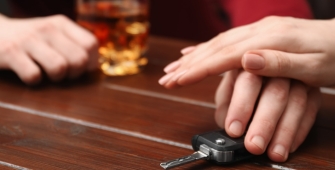 Des mains posées sur une clé de voiture