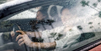 Une femme qui conduit sous la pluie