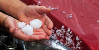 Des grêlons dans une main 
