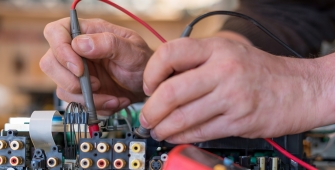 un homme qui répare une voiture