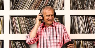 un homme qui écoute des vinyles