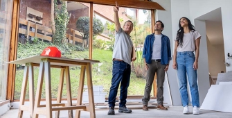 des gens dans une maison en travaux