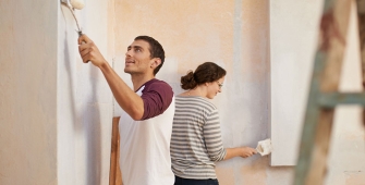 un couple qui peint des murs