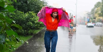 une dame sous la pluie
