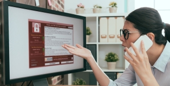 une femme devant un ordinateur qui vient de se faire pirater