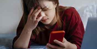 jeune fille qui a la main devant son visage