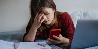 Une étudiante stressée 