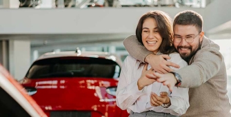 un couple dans un concession automobile