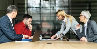 des collègues en réunion