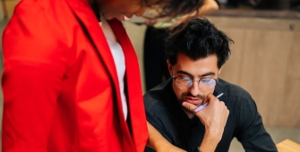 un homme qui réfléchit