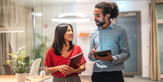 deux collègues sourient