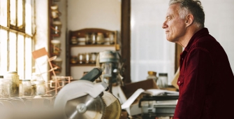 un artisan dans son atelier 