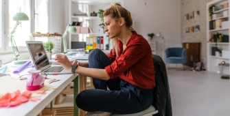 une femme qui travaille à son bureau