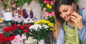 une fleuriste au téléphone