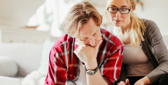 Un couple inquiet attend des nouvelles