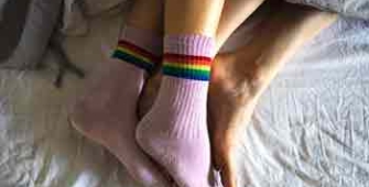 quatre pieds qui sortent de la couette 