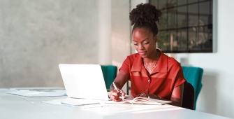 une femme travaille devant son ordinateur