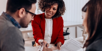 3 personnes discutent autour d'une table