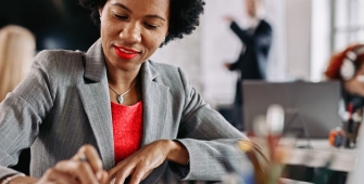 Une femme travaille à son bureau