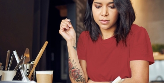 Une femme travaille à son bureau 