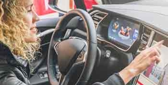 une femme conduit son véhicule