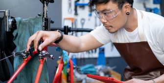 Un réparateur de vélo