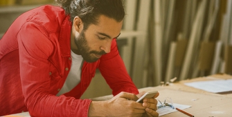 Un homme dans un atelier