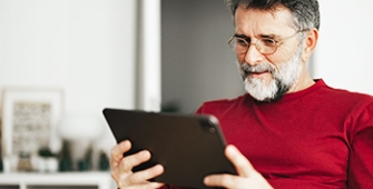 homme lisant sa tablette