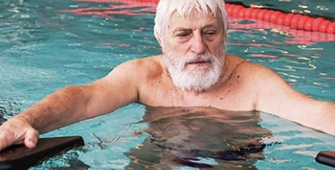 senior dans une piscine