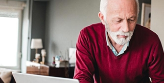 senior face à son ordinateur