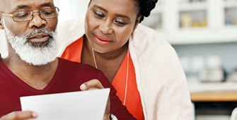 couple seniors lisant un document