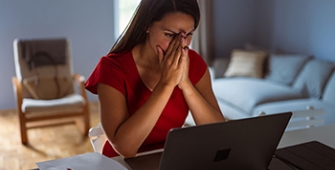 femme face à son ordinateur