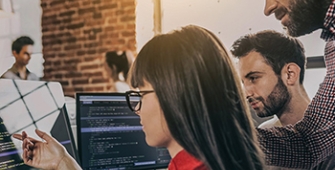 collaborateurs face à un écran